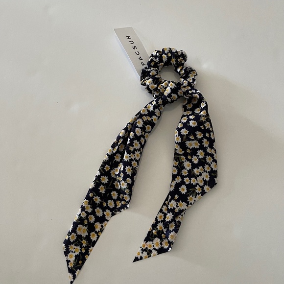 Pacsun Floral Print Multicolor Hair Scrunchie - Picture 1 of 3